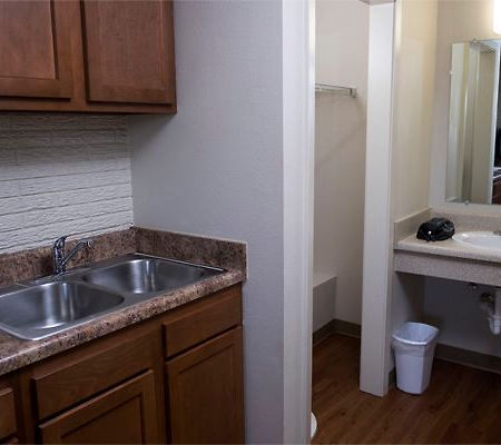 Daybreak Suites Extended Stay Dothan Exterior photo